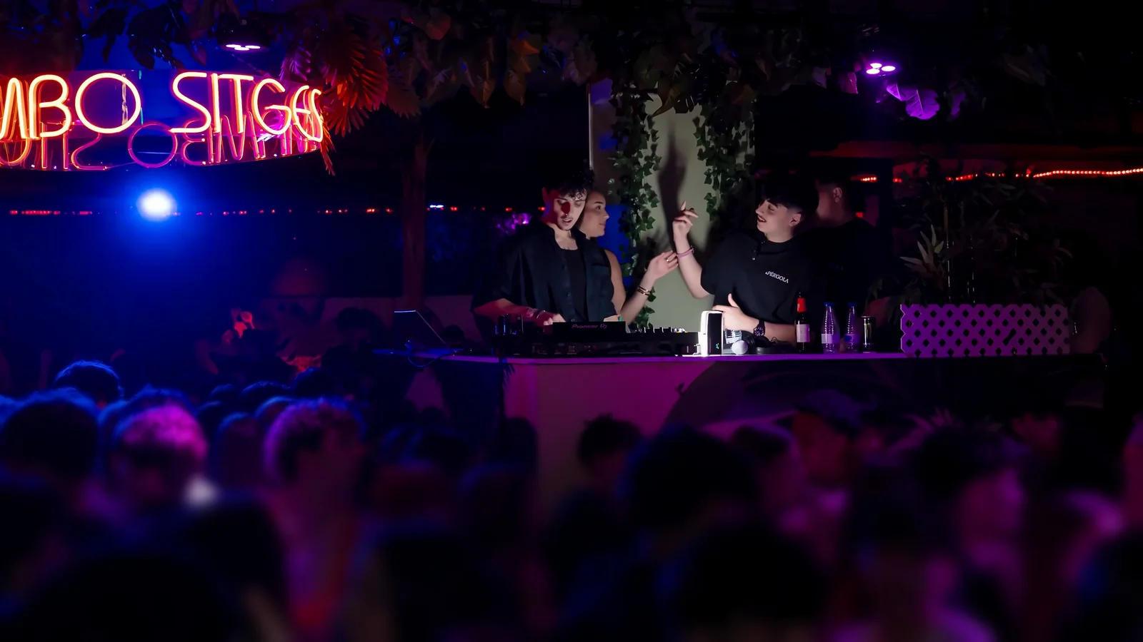 Kilian Sánchez pinchando en la cabina de Mambo Sitges, con el público delante.